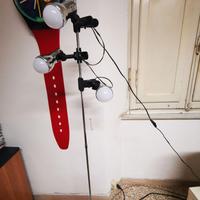 Piantana in metallo , dotata di tre faretti e lamp