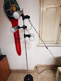 Piantana in metallo , dotata di tre faretti e lamp