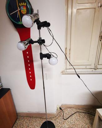 Piantana in metallo , dotata di tre faretti e lamp