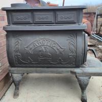 stufa vintage in ghisa