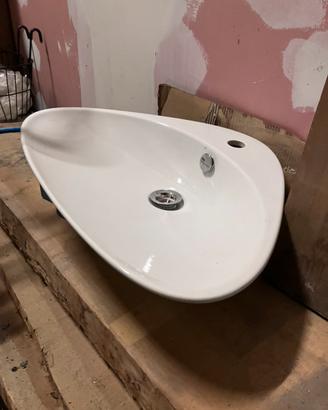 Lavandino in ceramica a vongola