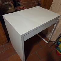 Scrivania con cassetto e porta bicchiere