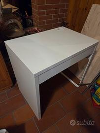 Scrivania con cassetto e porta bicchiere