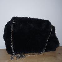 Borsa a tracolla con pelliccia nera