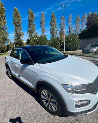 Volkswagen T-Roc con gomme 4 stagioni e gancio tra