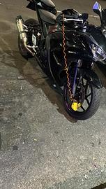 Yamaha YZF- R3 2015 di colore nero