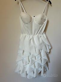 •Abito bianco elegante con balze