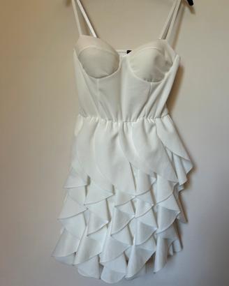 •Abito bianco elegante con balze