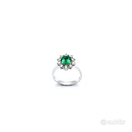 Anello oro bianco zirconi e pietra verde