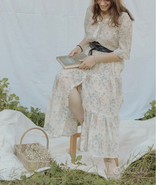 Abito lungo con balze arricciate