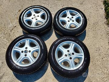 Cerchi in lega 14 con coprimozzi Renault e Dunlop