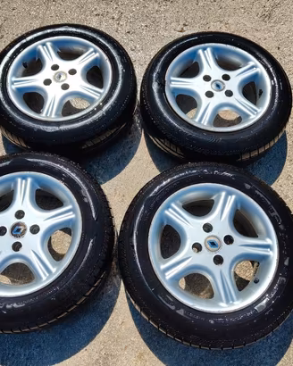 Cerchi in lega 14 con coprimozzi Renault e Dunlop