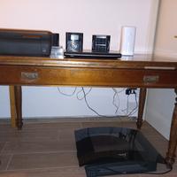 scrivania e caminetto elettrico