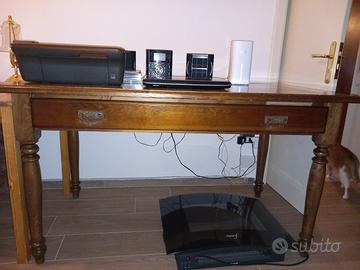 scrivania e caminetto elettrico