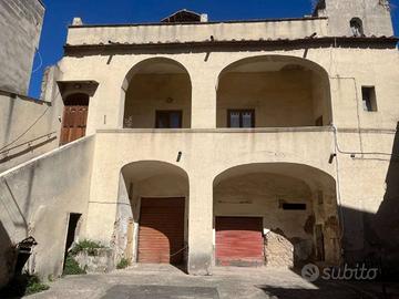 Casa indipendente di 650 m² con più di 5 locali e 