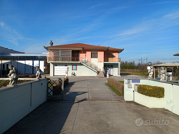 Abitazione con capannone