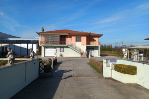 Abitazione con capannone