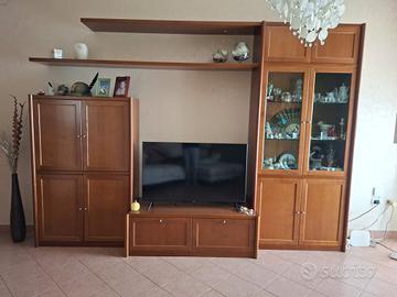 Parete da soggiorno con tavolo legno massello. 