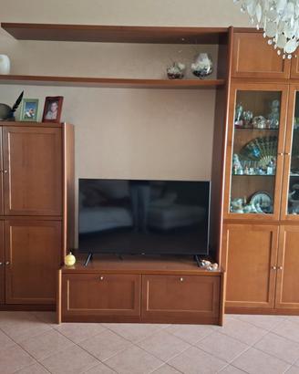 Parete da soggiorno con tavolo legno massello. 