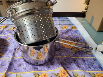 Pentola con cestello scolapasta e coperchio da 24