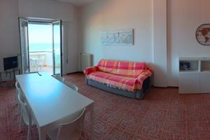 Sul lungomare fronte spiaggia