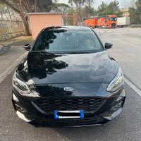 Ford Focus ST-Line X in perfette condizioni.