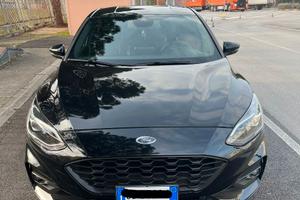 Ford Focus ST-Line X in perfette condizioni.