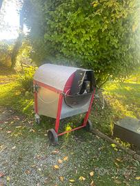 Macchina per rigenerare la lettiera per cavalli