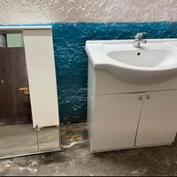 Mobile bagno con specchio e lavabo