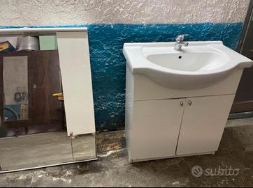 Mobile bagno con specchio e lavabo