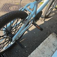 Bmx bianca con manubrio che gira a 360°