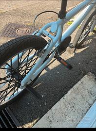 Bmx bianca con manubrio che gira a 360°