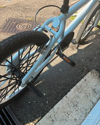 Bmx bianca con manubrio che gira a 360°