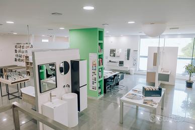 Besenello, negozio vetrinato con posti auto di pro