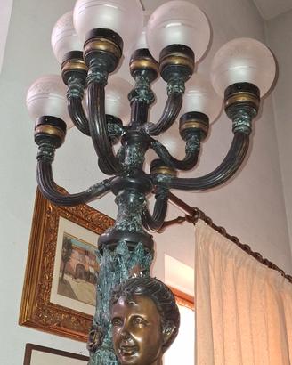 Statua figura femminile lampadario