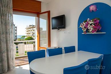 FRONTEALMARE CON PARCHEGGIO ESCLUSIVO E VISTA 