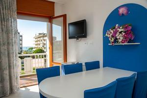 FRONTEALMARE CON PARCHEGGIO ESCLUSIVO E VISTA 