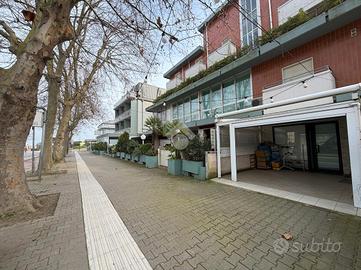 NEGOZIO A CERVIA