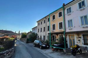 Abitazione indipendente con magazzino e terreni a