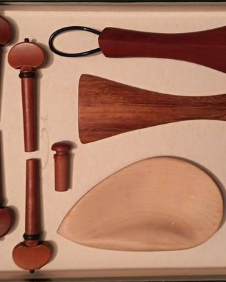 Piroli, mentoniere, cordiera e bottone per violino
