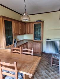 vetrina cucina con tavolo cucina 