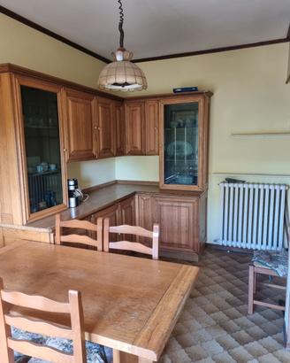 vetrina cucina con tavolo cucina 