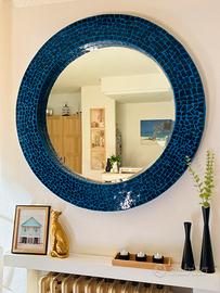 Specchio con cornice a mosaico blu