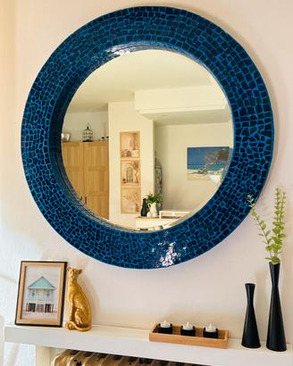 Specchio con cornice a mosaico blu