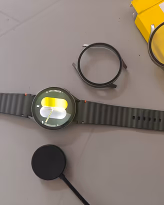Samsung Galaxy Watch 7 (44mm) + 2 cover + base di 