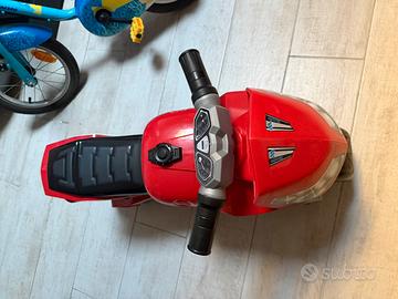 Moto giocattolo rossa