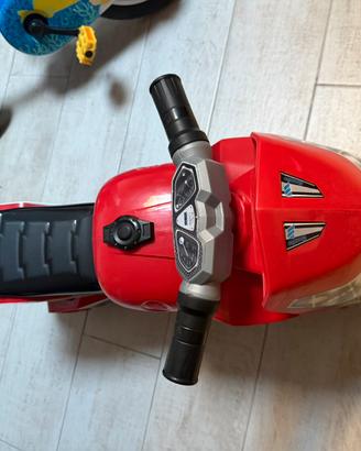 Moto giocattolo rossa