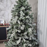 albero di natale innevato
