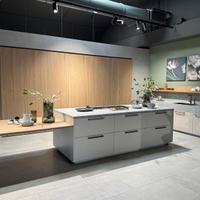 Cucina con isola  bianca di altissima qualità