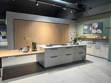 Cucina con isola  bianca di altissima qualità